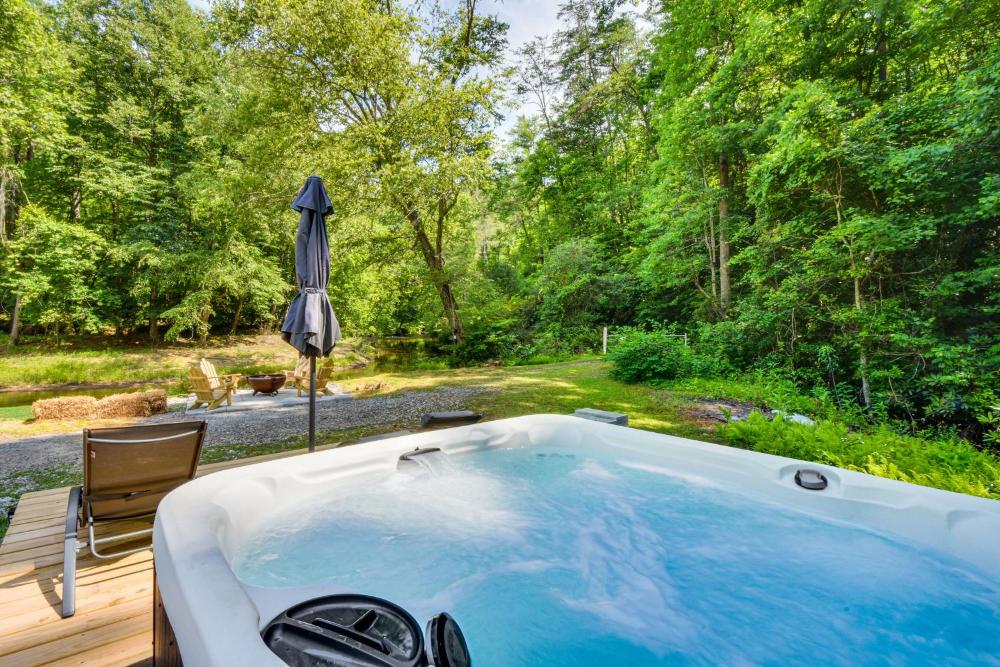 The Cabin at Dukes Creek with Fire Pit and Hot Tub!